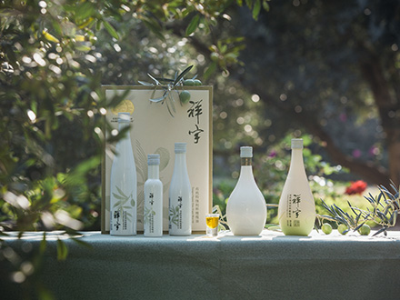 祥宇特級(jí)初榨橄欖油，純手工采摘、精選優(yōu)質(zhì)油橄欖鮮果，用意大利貝亞雷斯全自動(dòng)設(shè)備物理冷榨工藝，在鮮果采摘后8小時(shí)內(nèi)限時(shí)鮮榨而成。
