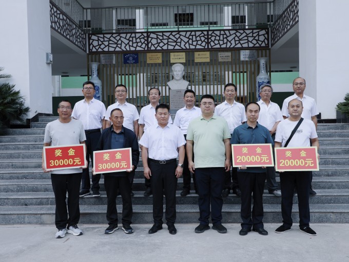在知識(shí)的殿堂里，每一步成長(zhǎng)都離不開(kāi)愛(ài)與希望的滋養(yǎng)。8月26日下午，隴南一中校園內(nèi)..