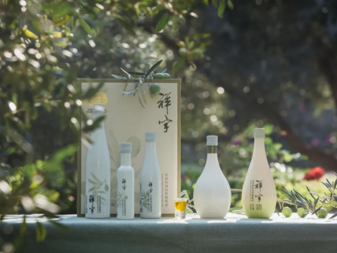 從甘肅隴南的青山幽谷，到一線城市的高端賣(mài)場(chǎng)；從一顆油橄欖在晨露中初綻的青澀，到一..